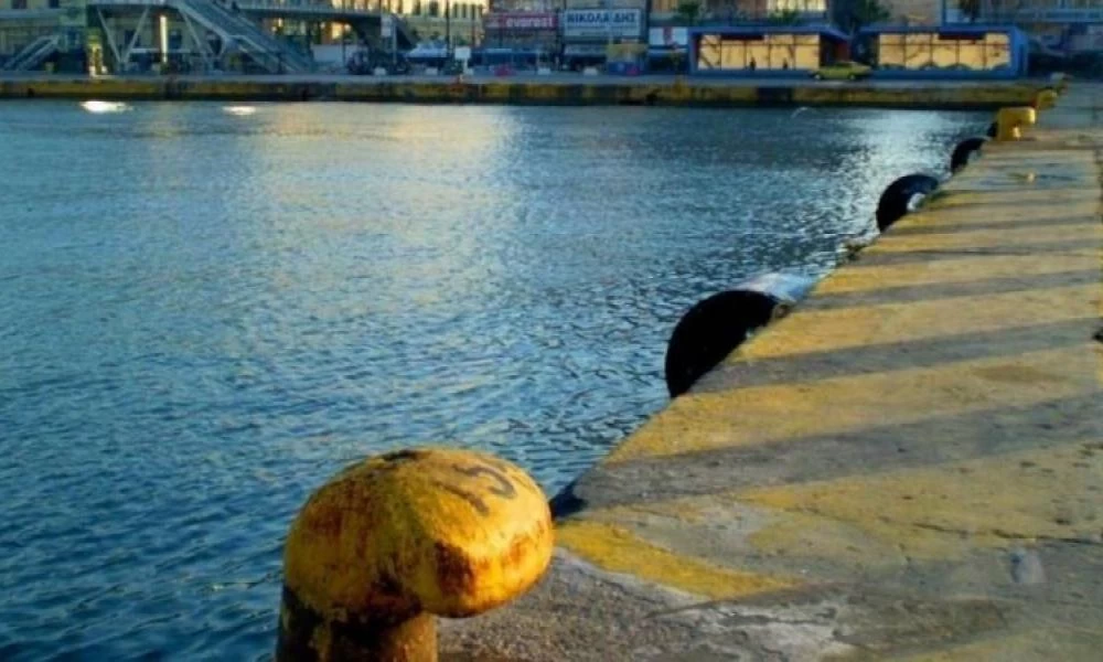 Πειραιάς: 36χρονη γυναίκα έπεσε στη θάλασσα